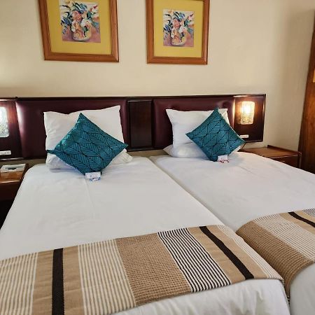 Royal Hotel Лейдисмит Екстериор снимка